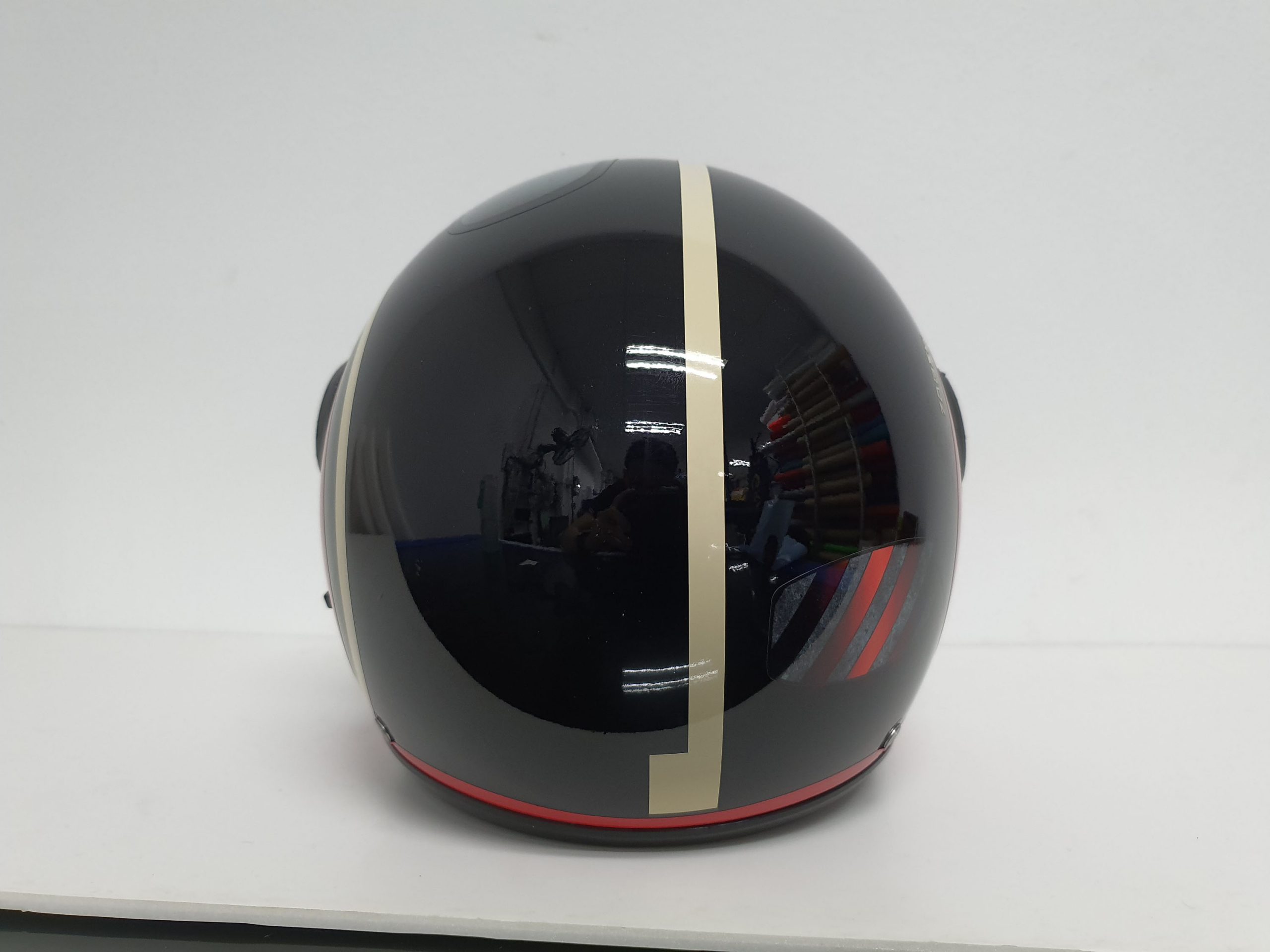 A Seamless gold striped following the curve at the back of the Helmet
